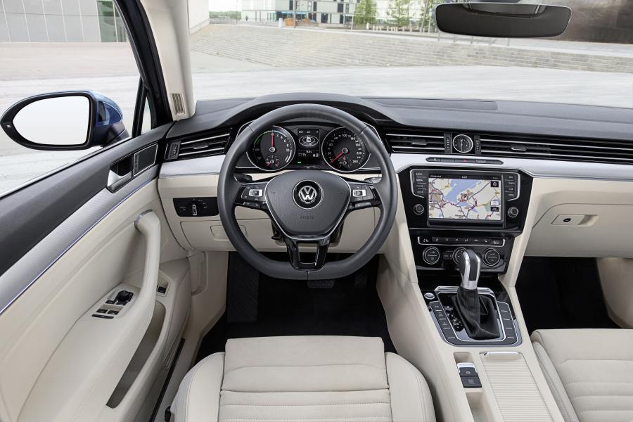  Volkswagen Passat Variant GTE 2015 года  (фото 12 из 30)
